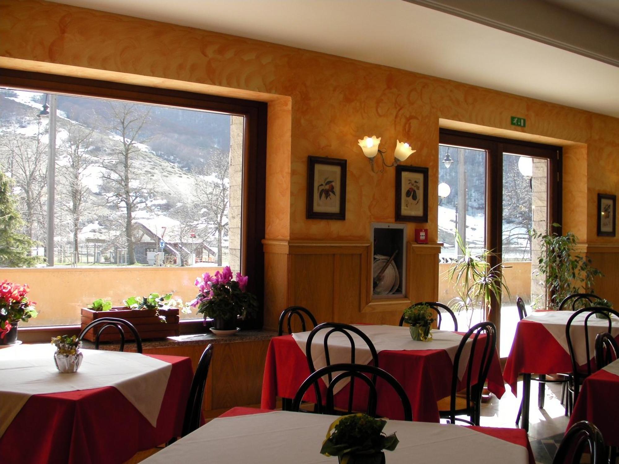 Alba Sporting Hotel Rocca di Mezzo Eksteriør billede