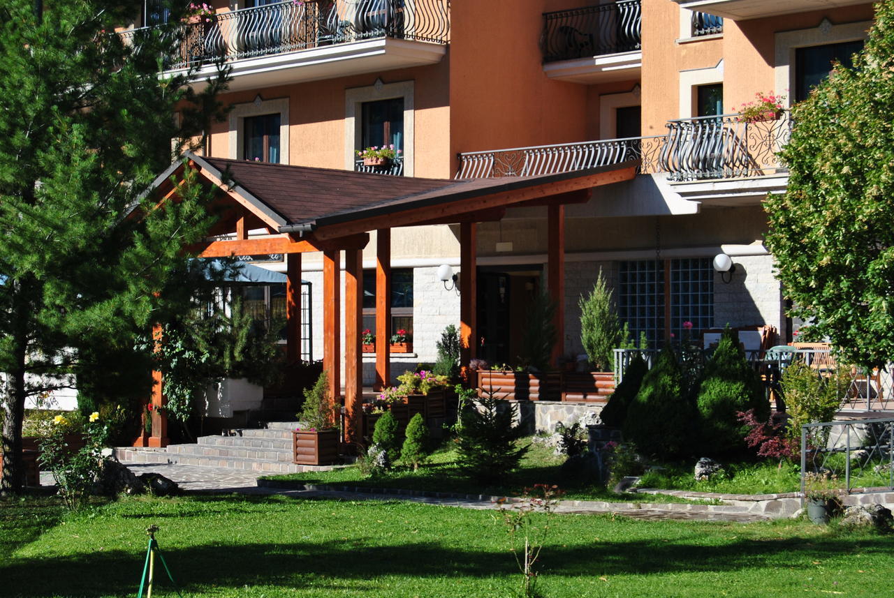 Alba Sporting Hotel Rocca di Mezzo Eksteriør billede