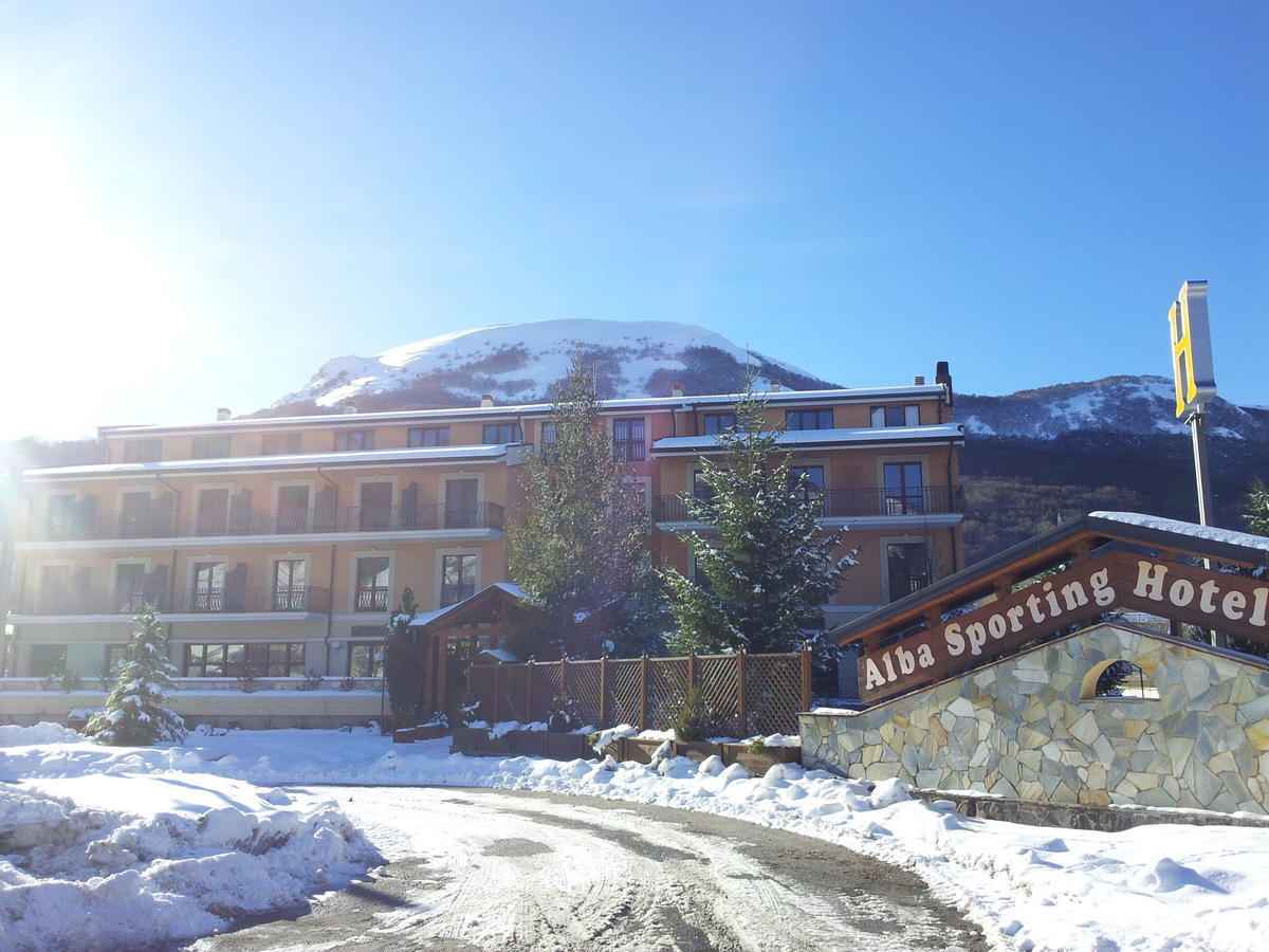 Alba Sporting Hotel Rocca di Mezzo Eksteriør billede