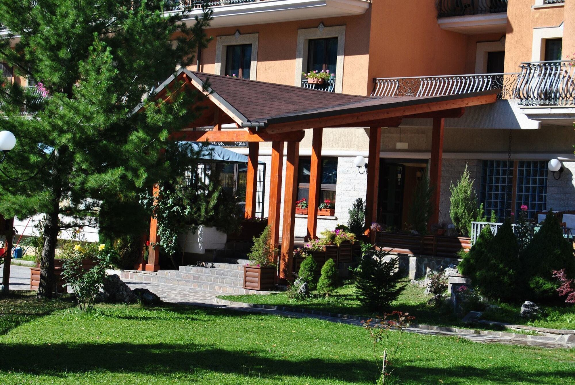 Alba Sporting Hotel Rocca di Mezzo Eksteriør billede