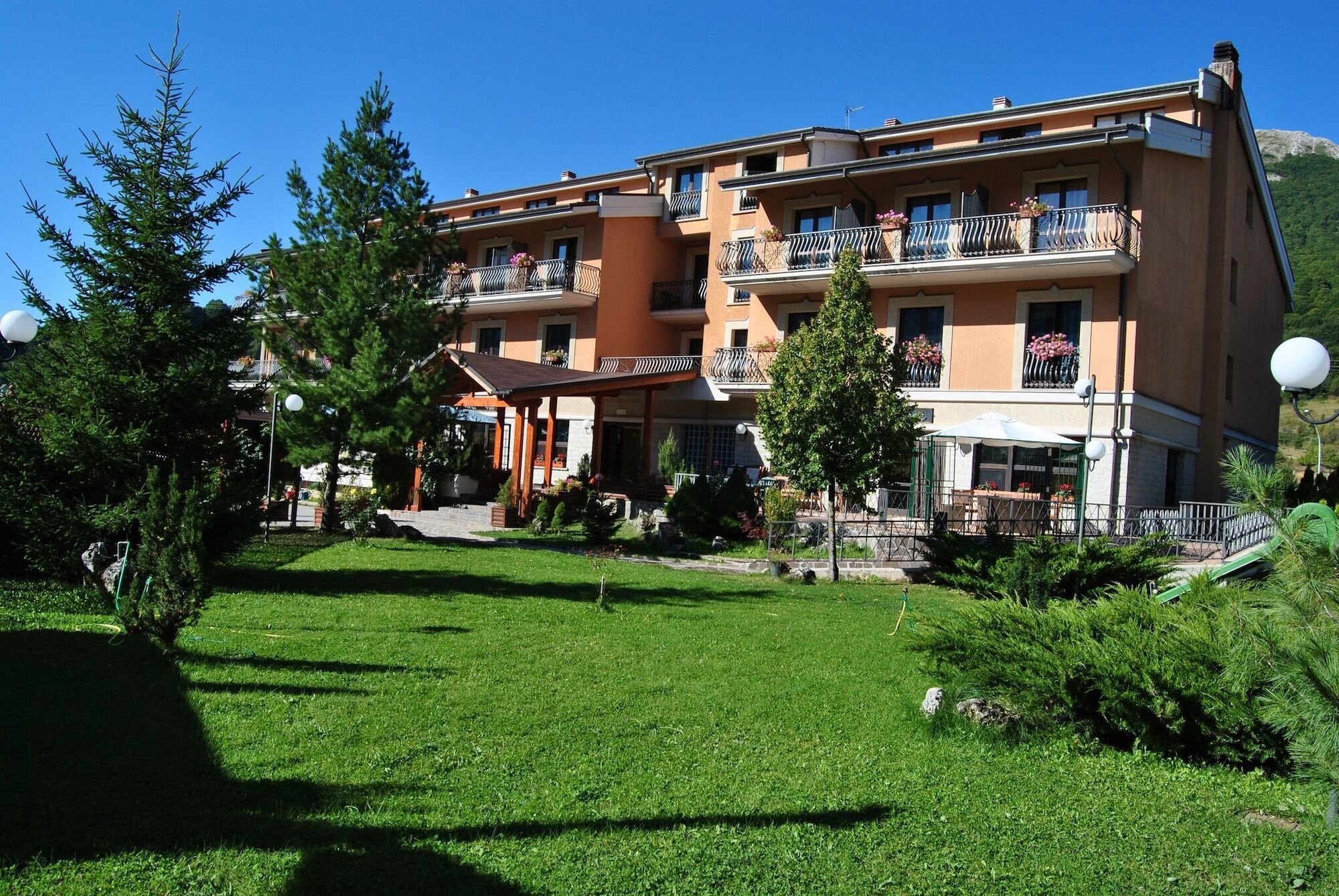 Alba Sporting Hotel Rocca di Mezzo Eksteriør billede